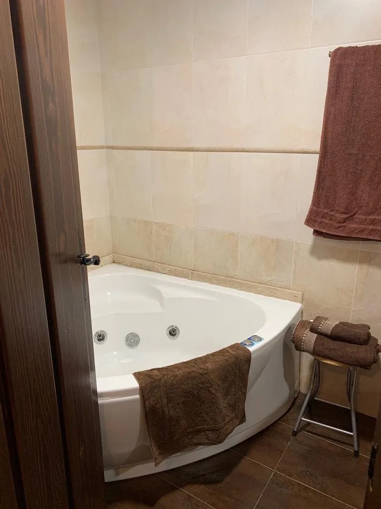 Bañera de hidromasaje en el baño de la planta baja