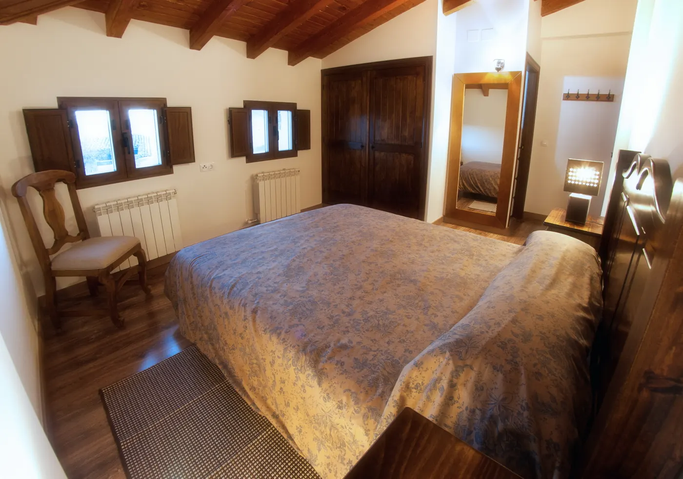 Dormitorio de matrimonio con muebles de madera