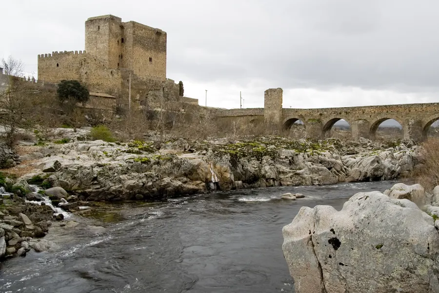 Castillo y puente medieval sobre el río Tormes en Puente del Congosto